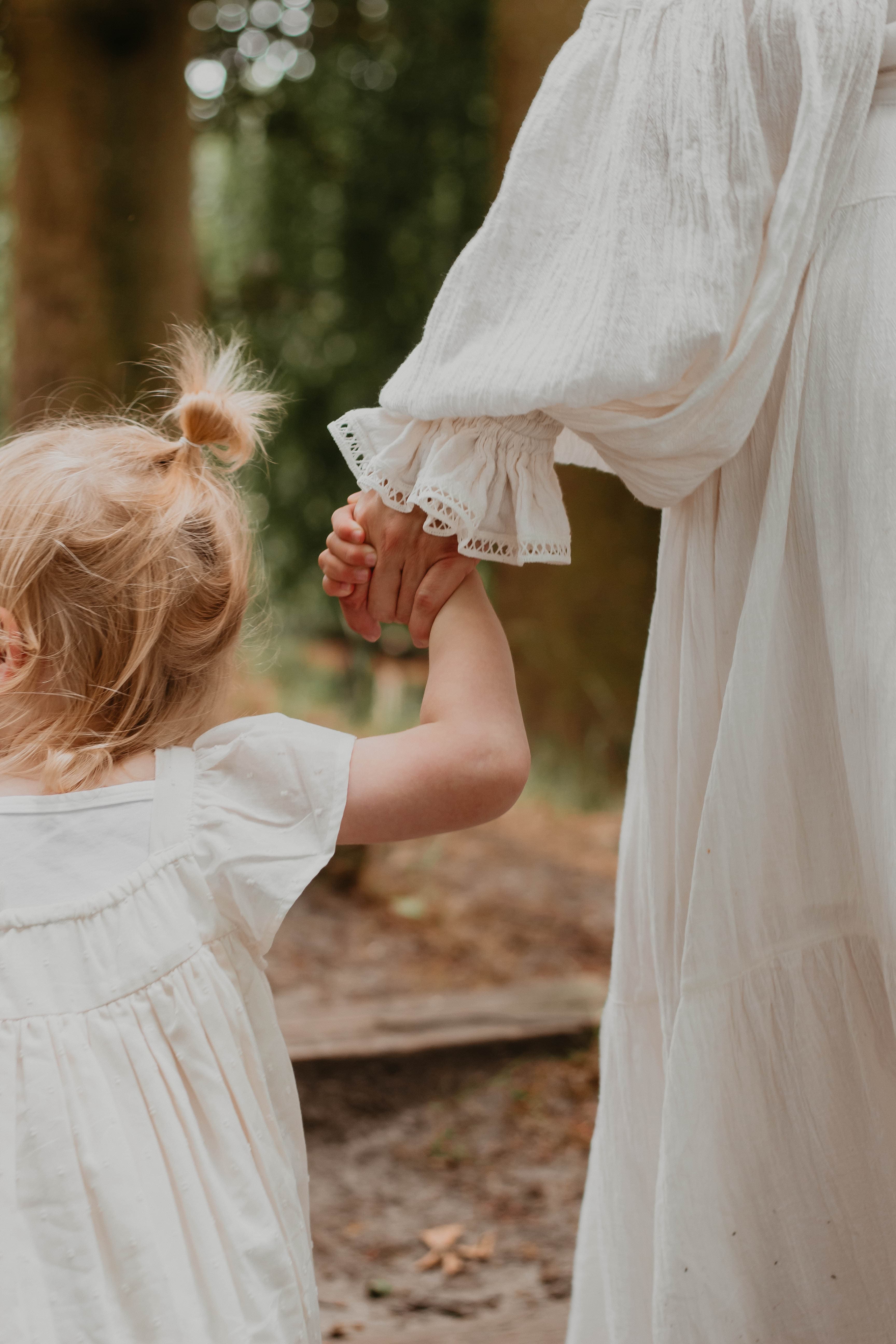 Moeder en dochter(hand in hand)
